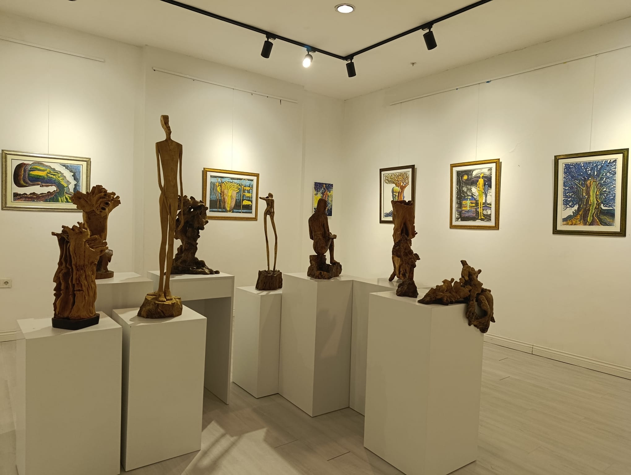 Usta Sanatçi Salehatti̇n Gökoğlan’in ‘Hayat Ağaci’ Temali Sergi̇si̇ Antalya’da Açildi (3)