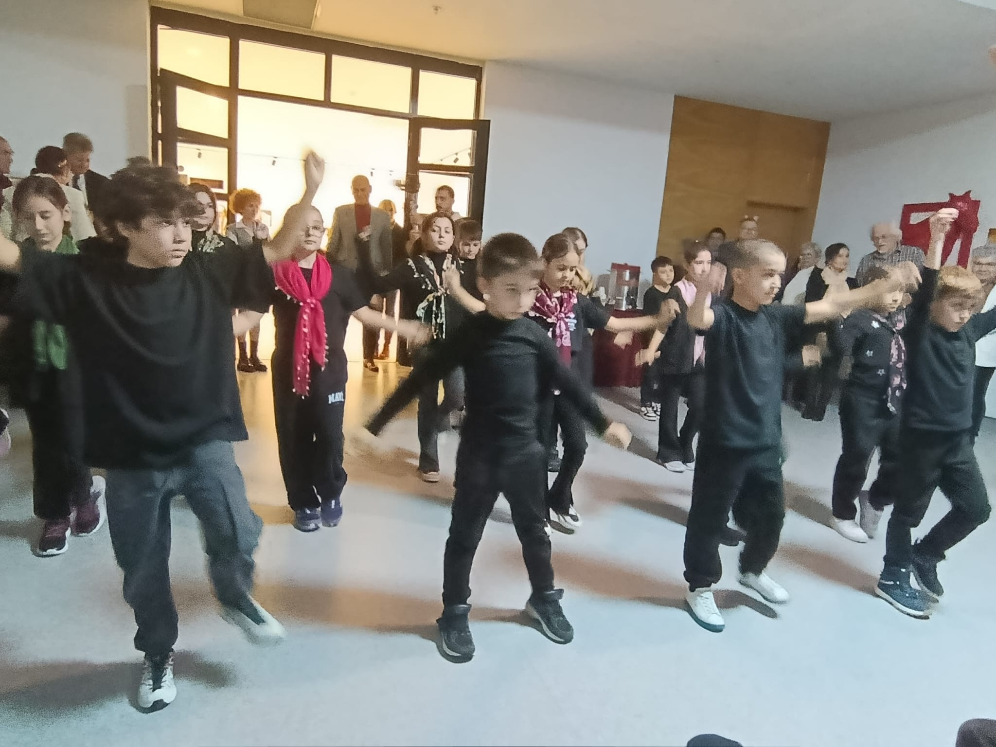 Usta Sanatçi Salehatti̇n Gökoğlan’in ‘Hayat Ağaci’ Temali Sergi̇si̇ Antalya’da Açildi (5)