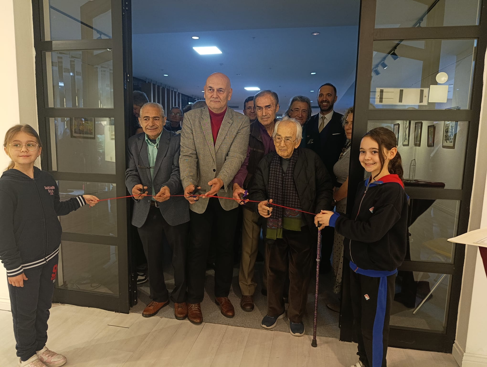 Usta Sanatçi Salehatti̇n Gökoğlan’in ‘Hayat Ağaci’ Temali Sergi̇si̇ Antalya’da Açildi (7)