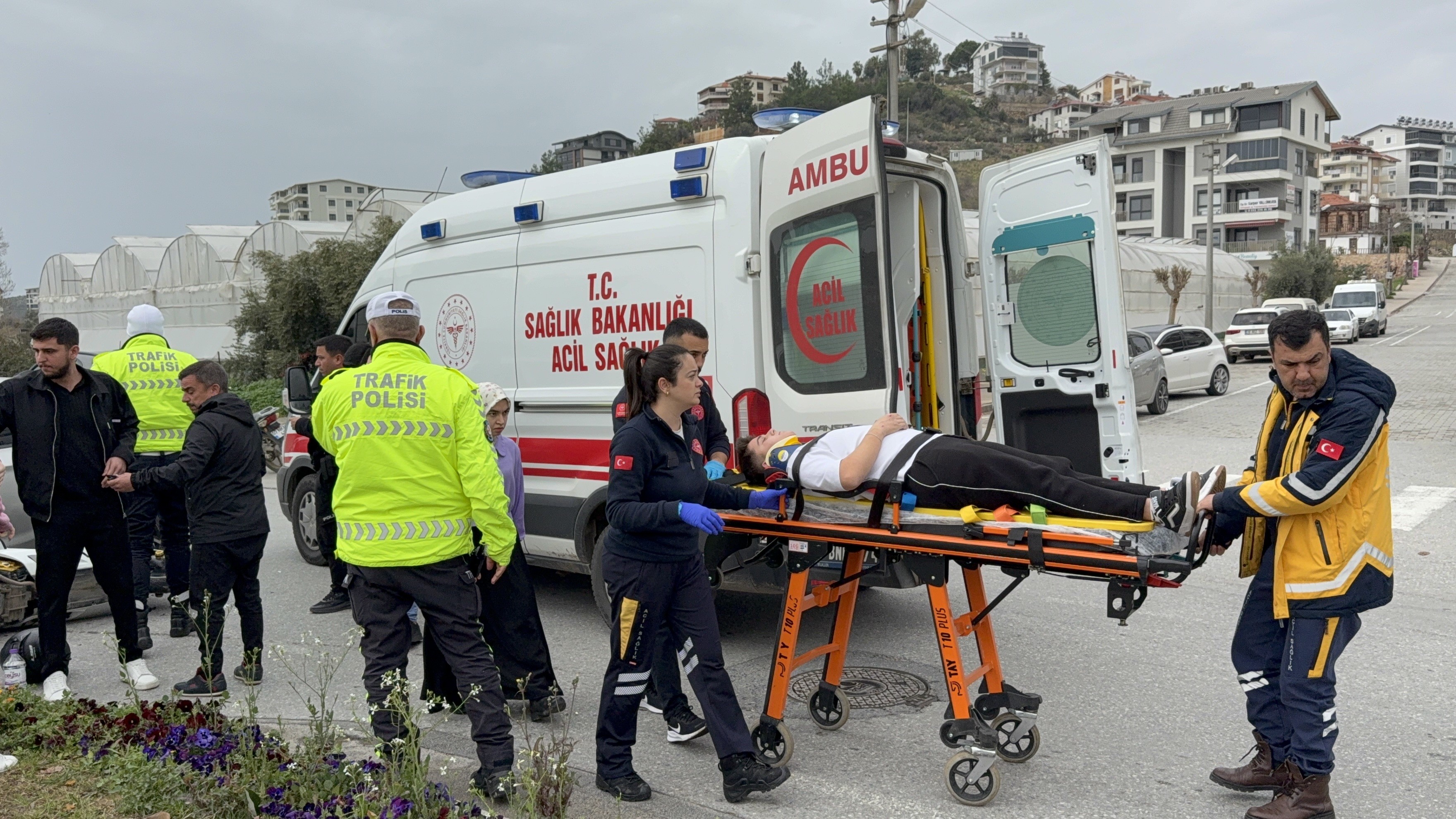 Yaralıya Ilk Müdahale Tesadüfen Olay Yerinden Geçen Acil Doktorundan (3)