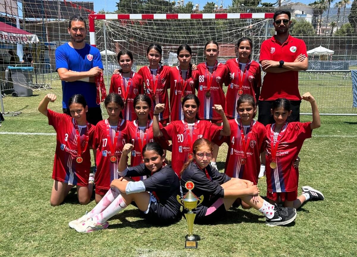 13 Yılda 32 Kez Türkiye Şampiyonu Oldu! Okullarda Ve Kulüplerde Zirveye Ambargo Koydu (5)