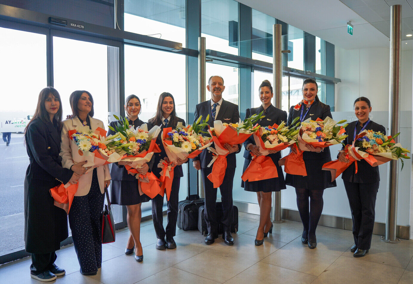 42 Yıllık Pilot Son Uçuşunda Kokpiti, Ilk Seferine Çıkan Kızıyla Paylaştı (1)