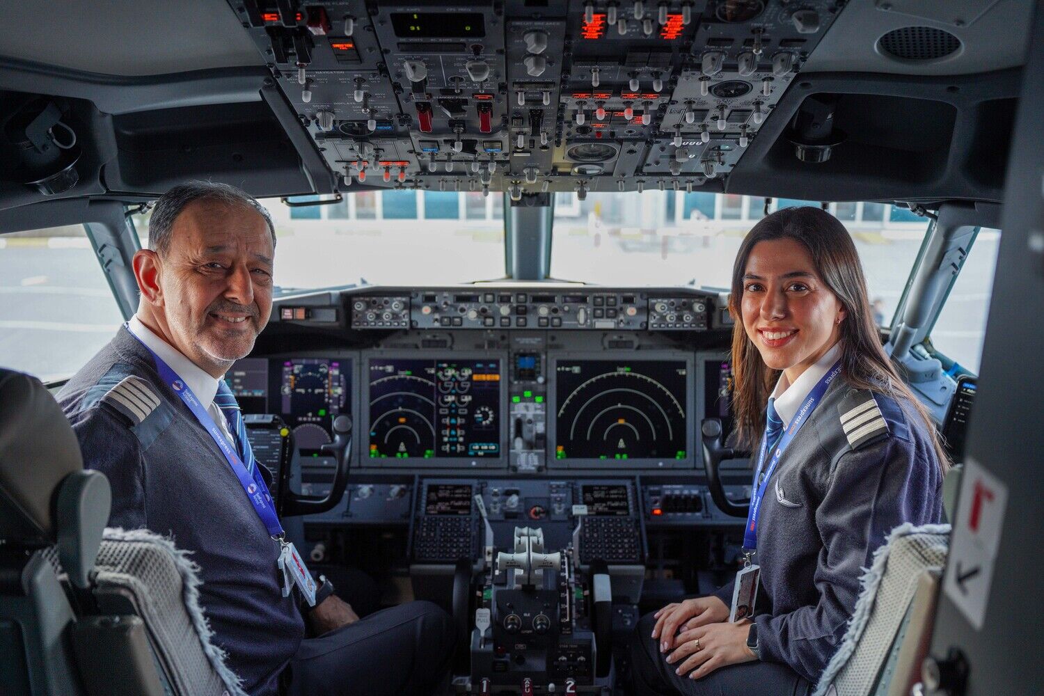 42 Yıllık Pilot Son Uçuşunda Kokpiti, Ilk Seferine Çıkan Kızıyla Paylaştı (2)