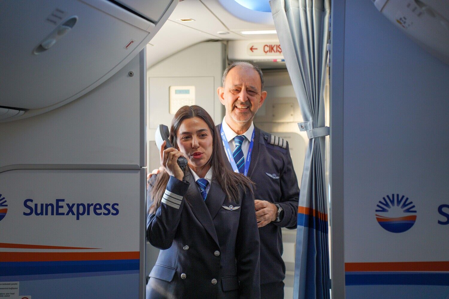 42 Yıllık Pilot Son Uçuşunda Kokpiti, Ilk Seferine Çıkan Kızıyla Paylaştı (5)