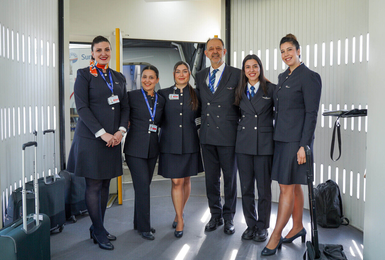 42 Yıllık Pilot Son Uçuşunda Kokpiti, Ilk Seferine Çıkan Kızıyla Paylaştı (6)