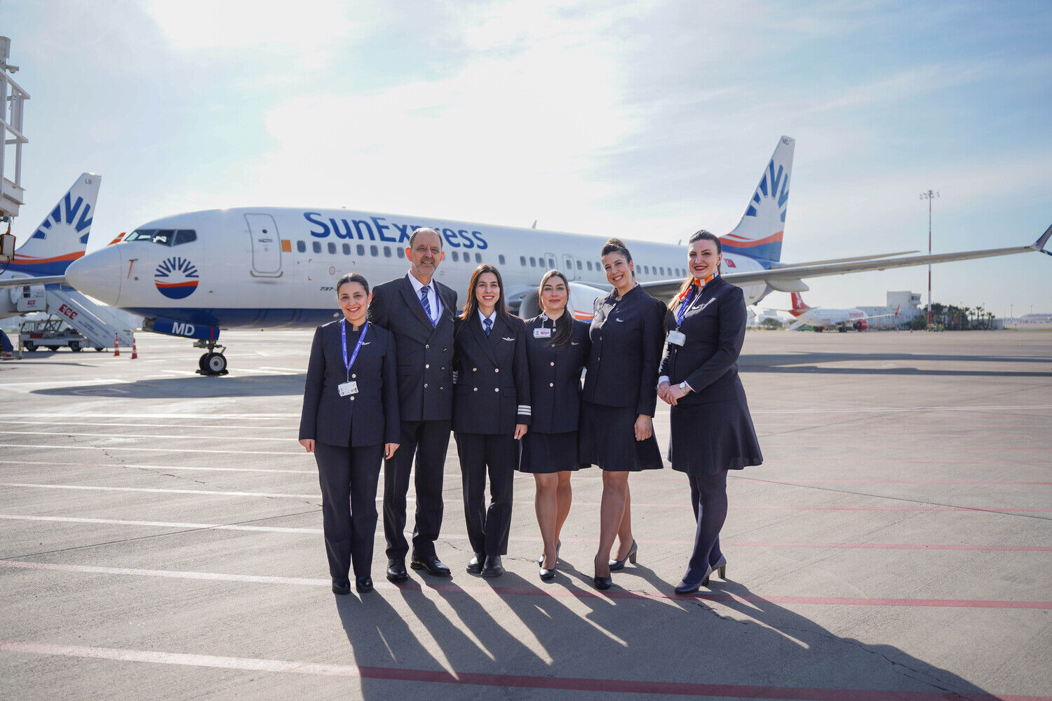 42 Yıllık Pilot Son Uçuşunda Kokpiti, Ilk Seferine Çıkan Kızıyla Paylaştı (7)