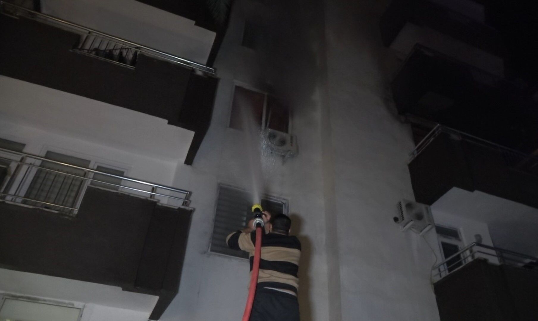 5 Katlı Binada Korkutan Yangın2 Kişi Dumandan Etkilendi (1)