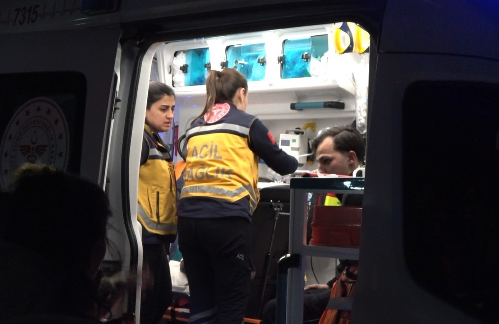 5 Katlı Binada Korkutan Yangın2 Kişi Dumandan Etkilendi (2)