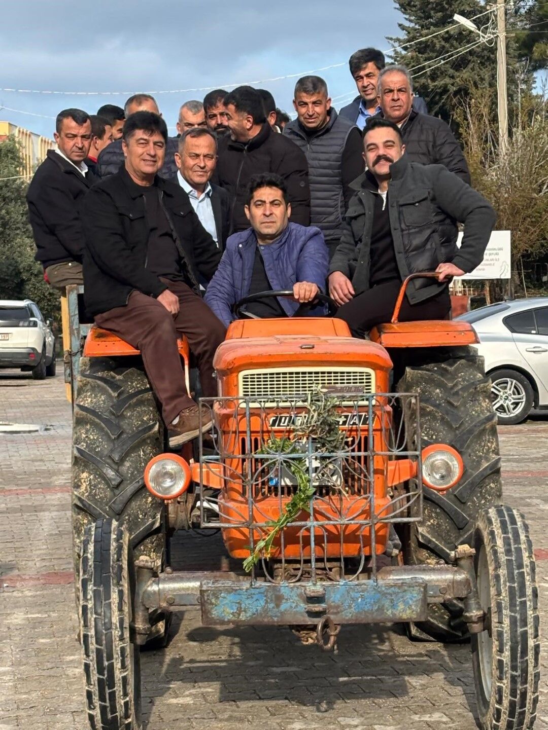 50 Yıllık Gelenek Bozulmadı, Traktörle Mezarlık Ziyareti (2)
