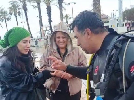 Denize düşen evlilik yüzüğünü dalgıçlar çıkardı