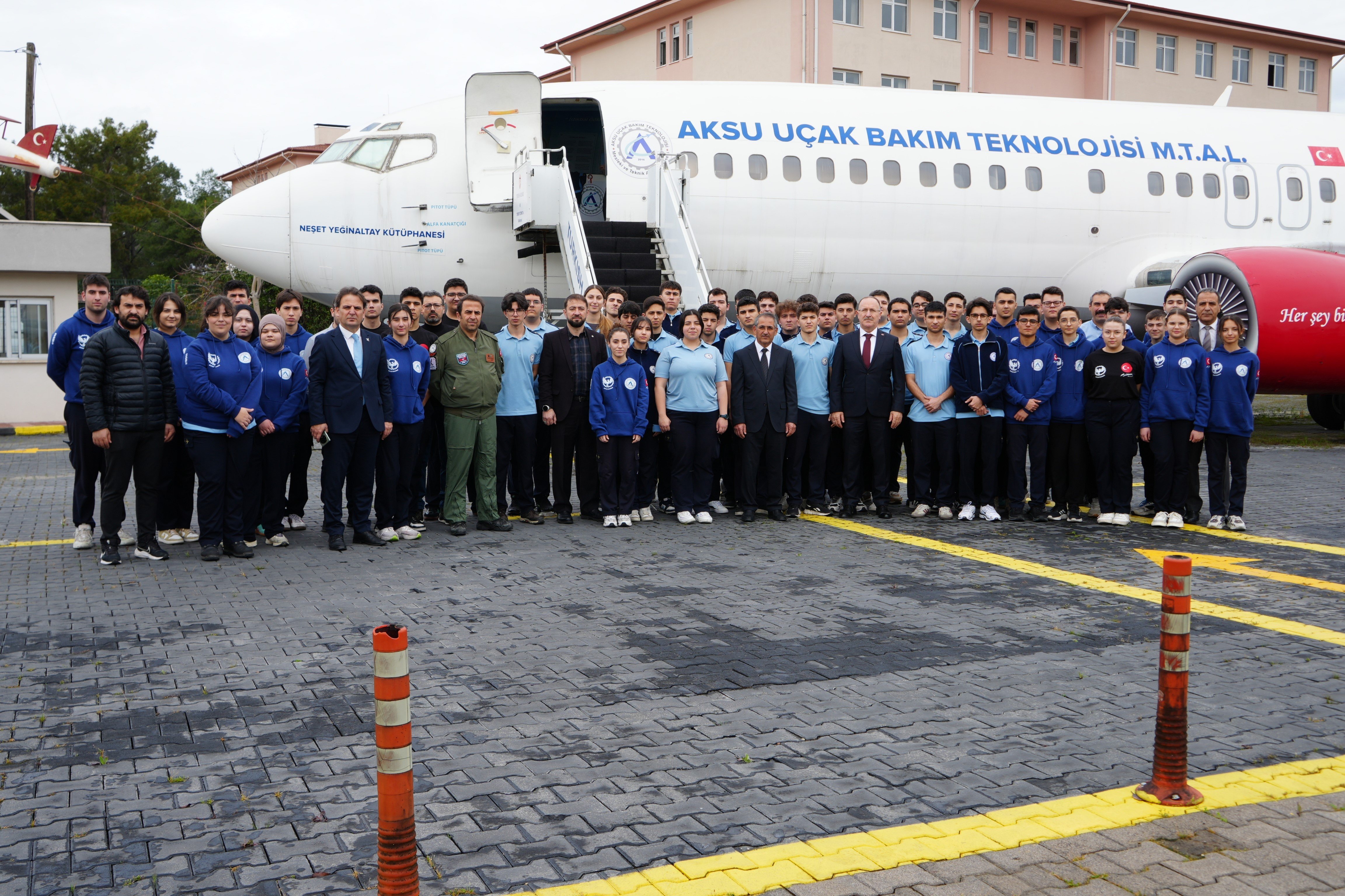Aksu Havacılık Lisesi’nde uçak üzerinde uygulamalı eğitim