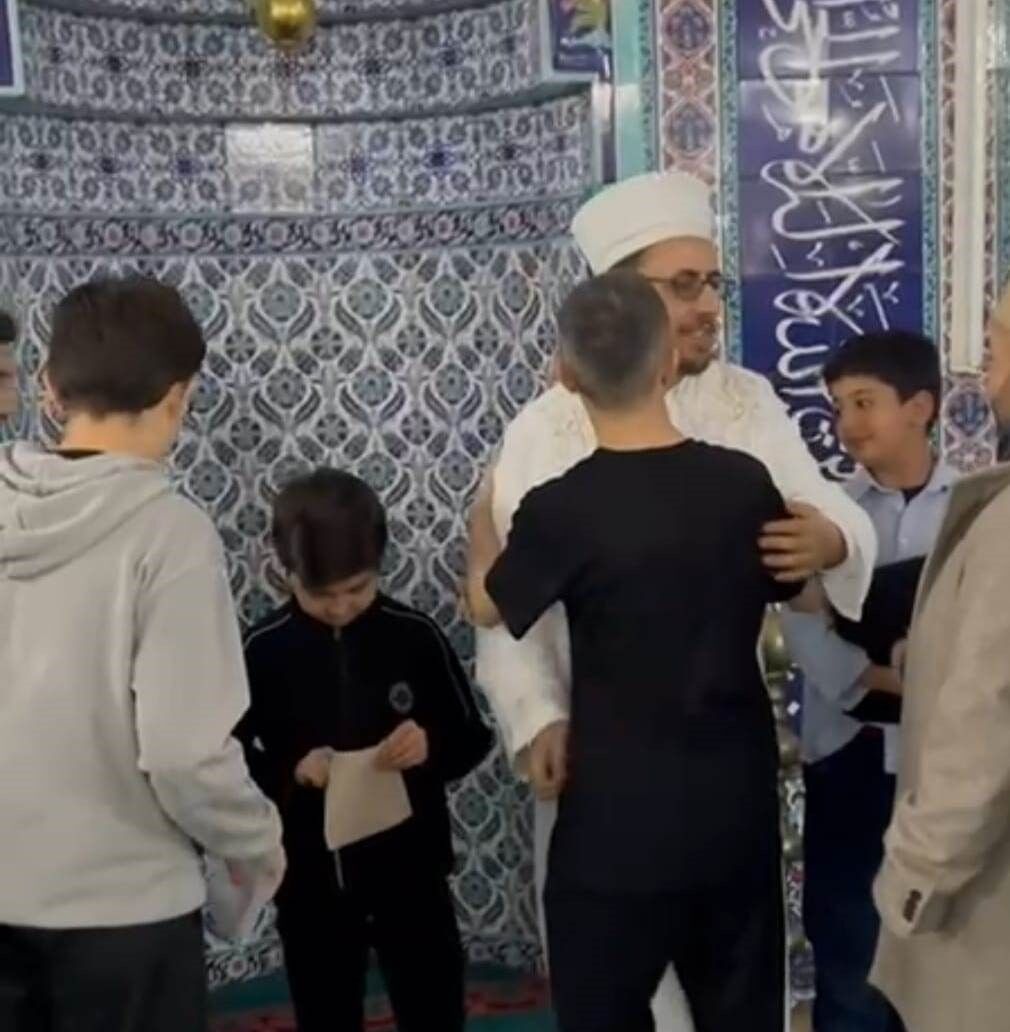 Anamur’da Bayram Namazı Sonrası Çocuklara Harçlık Dağıtıldı (1)