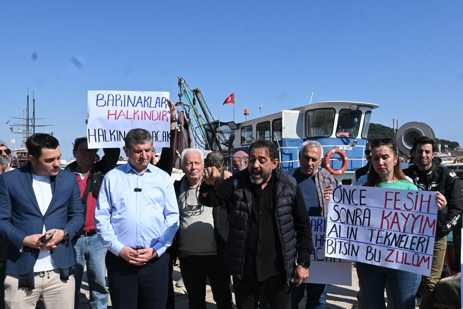 Antalya Balıkçı Barınağı’nda Tansiyon Yükseliyor (8)