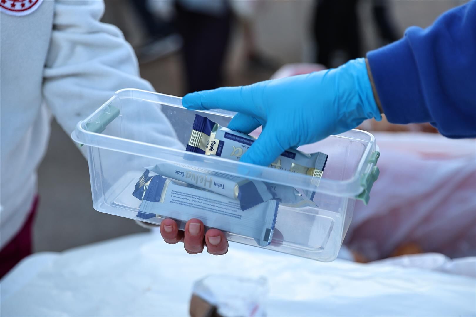 Antalya Büyükşehir Belediyesi Mahalle Mahalle Yemek Dağıtıyor (1) (Large)