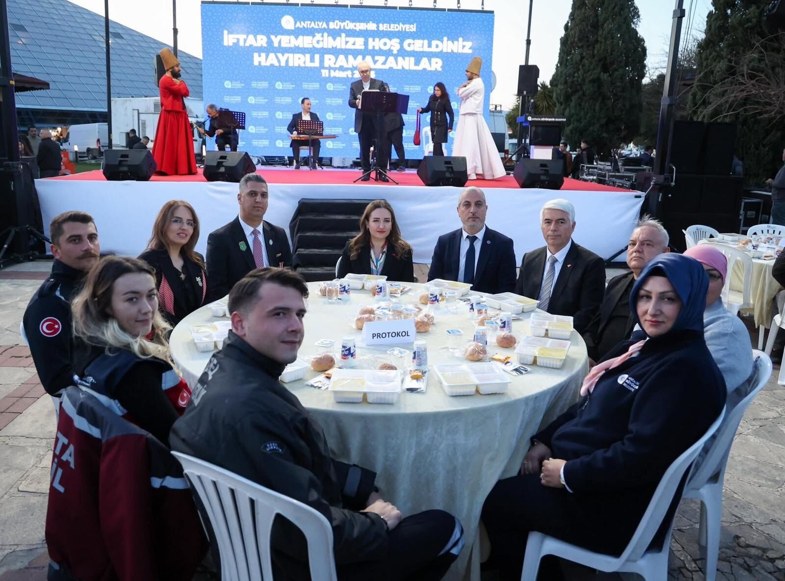 Antalya Büyükşehir Belediyesi Yemek Verdi Vatandaşlar Zehirlendi (1)Mm