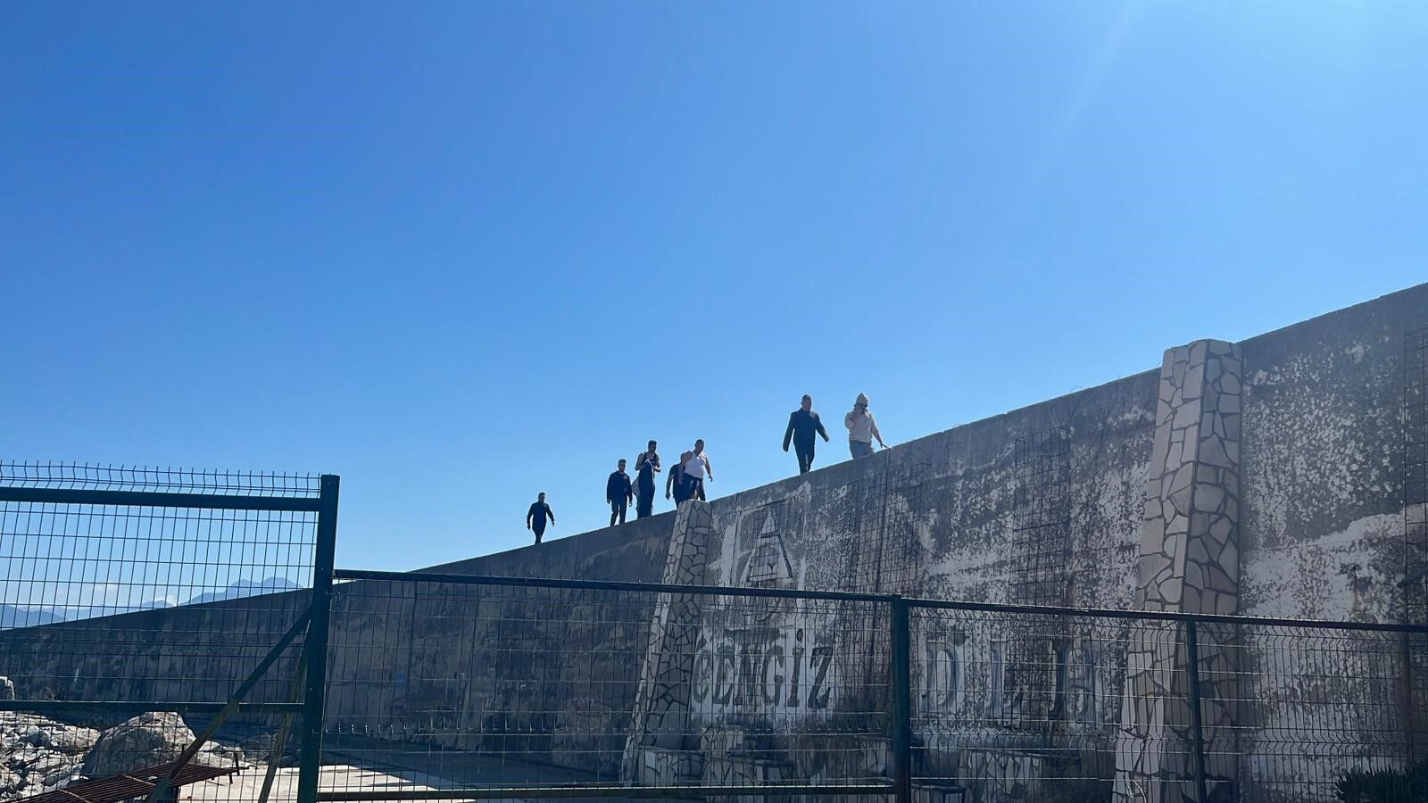 Antalya'da Balıkçı Teknesi Battı 3 Kişi Son Anda Denize Atlayarak Kurtuldu (1)