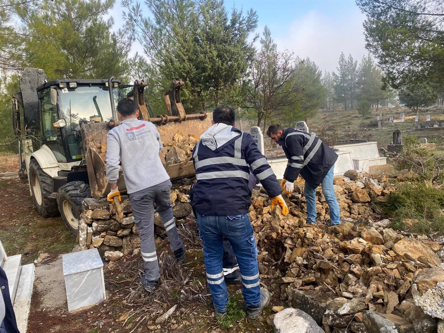 Antalya’da Bayram Öncesi Mezarlıklarda Yoğun Hazırlık (1) (Large)