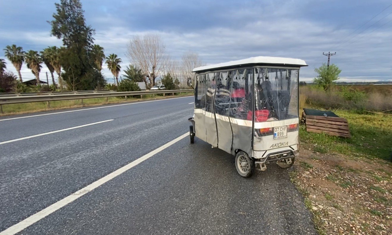 Antalya’da Eğitim Rezaleti Traktörler Okul Servisi Oldu (1)