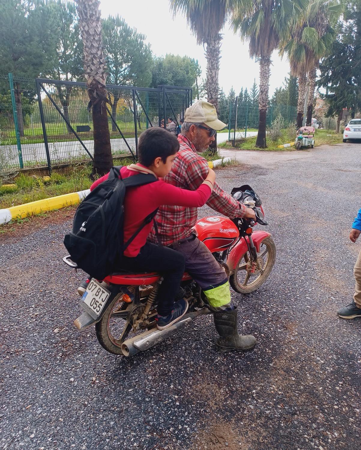 Antalya’da Eğitim Rezaleti Traktörler Okul Servisi Oldu (2)