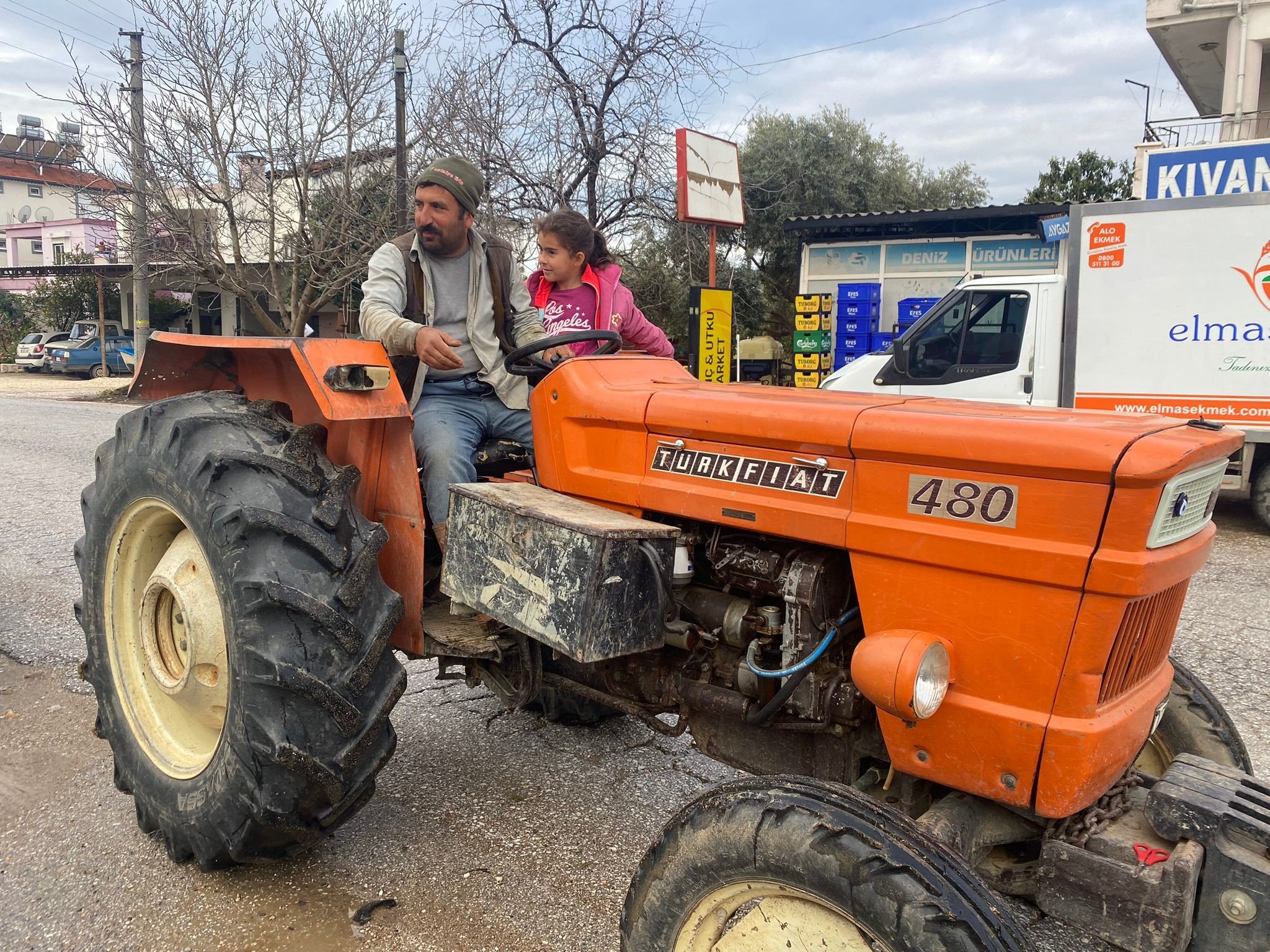 Antalya’da Eğitim Rezaleti Traktörler Okul Servisi Oldu (3)