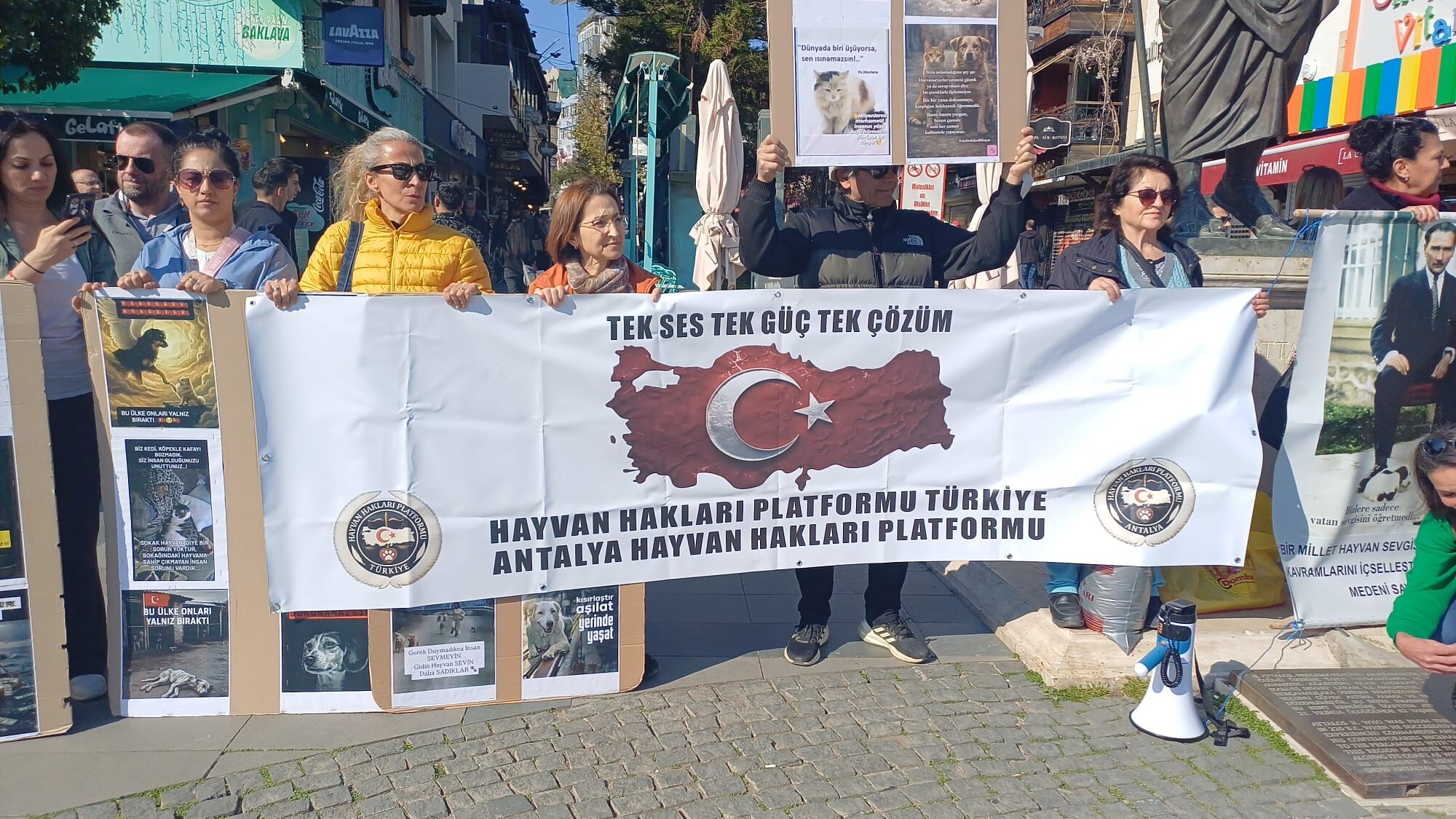 Antalya’da Hayvan Hakları Platformlarından Ortak Basın Açıklaması (3)