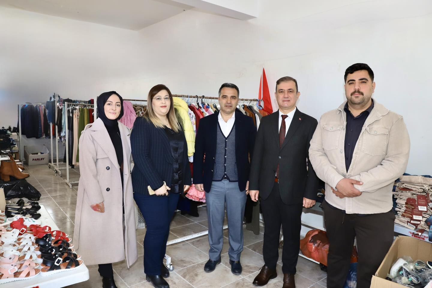 Antalya’da Kıyafet Ihtiyacı Olanlar Belediyenin Kapısını Çalıyor (7)