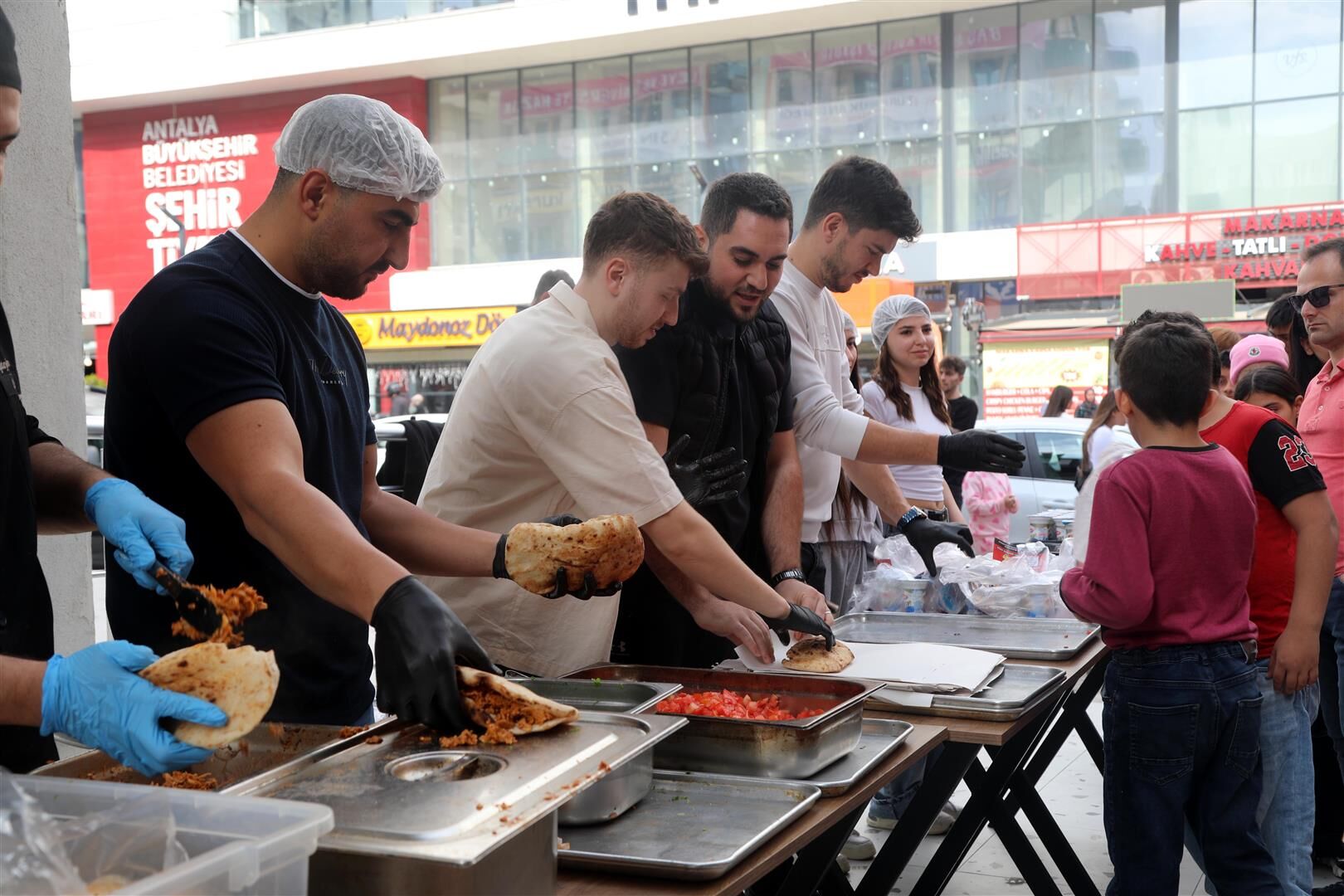 Antalya’da Kocakuşak Ailesinden Ilham Veren Yardım Her Ay Yüzlerce Kişiye Sıcak Yemek (1) (Large)