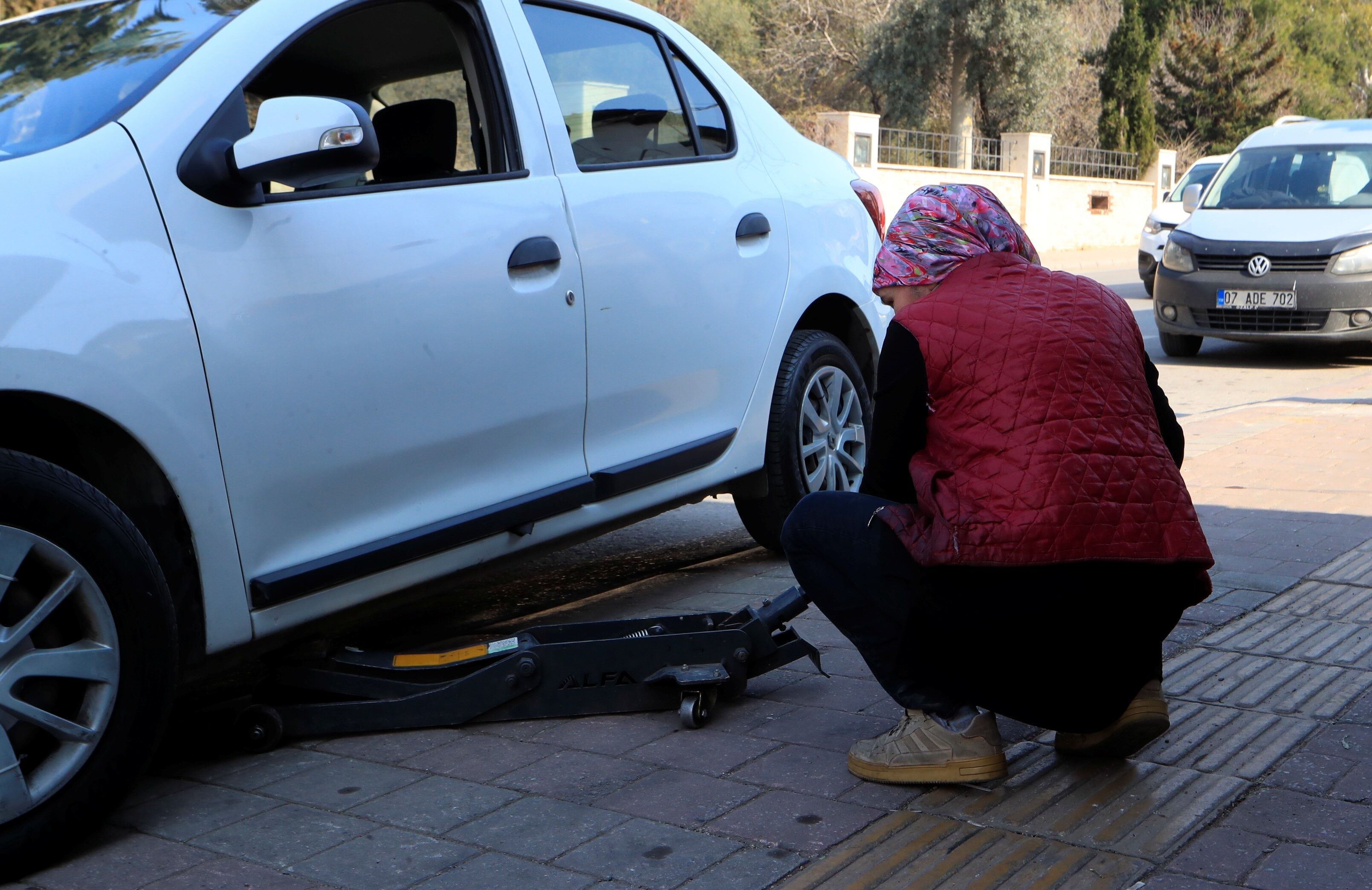 Antalya’da Oto Lastikte ‘Erkek Işi’ Algısını Yıkan Kadın Usta Erkek Şoförleri Şaşırttı (1)