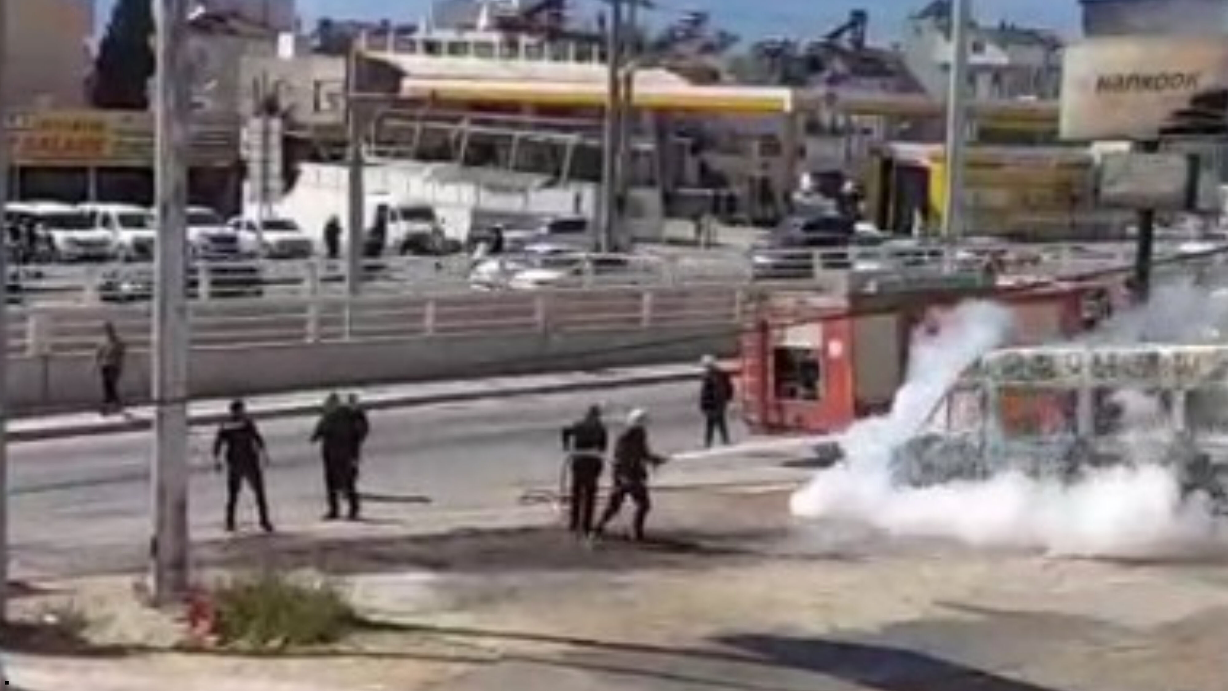 Antalya’da Yangınına Geç Gelen Itfaiye Ekiplerine Vatandaşlar Tepki Gösterdi (2)