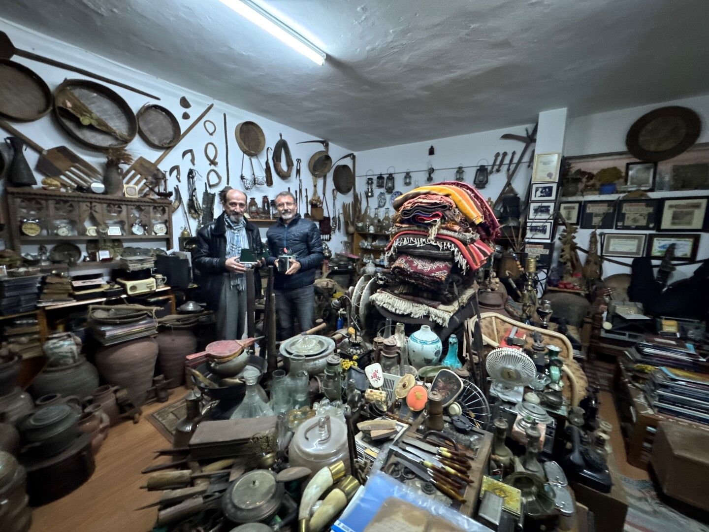 Antalya’daki Ressam Bir Kutuyla Başladı 51 Yılda Koleksiyon Oluşturdu (2)