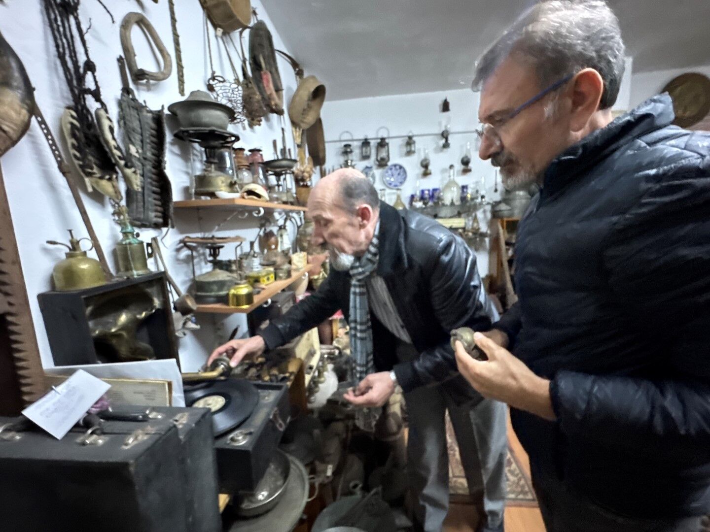 Antalya’daki Ressam Bir Kutuyla Başladı 51 Yılda Koleksiyon Oluşturdu (3)