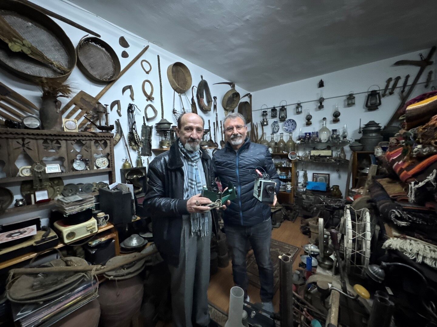 Antalya’daki Ressam Bir Kutuyla Başladı 51 Yılda Koleksiyon Oluşturdu (6)