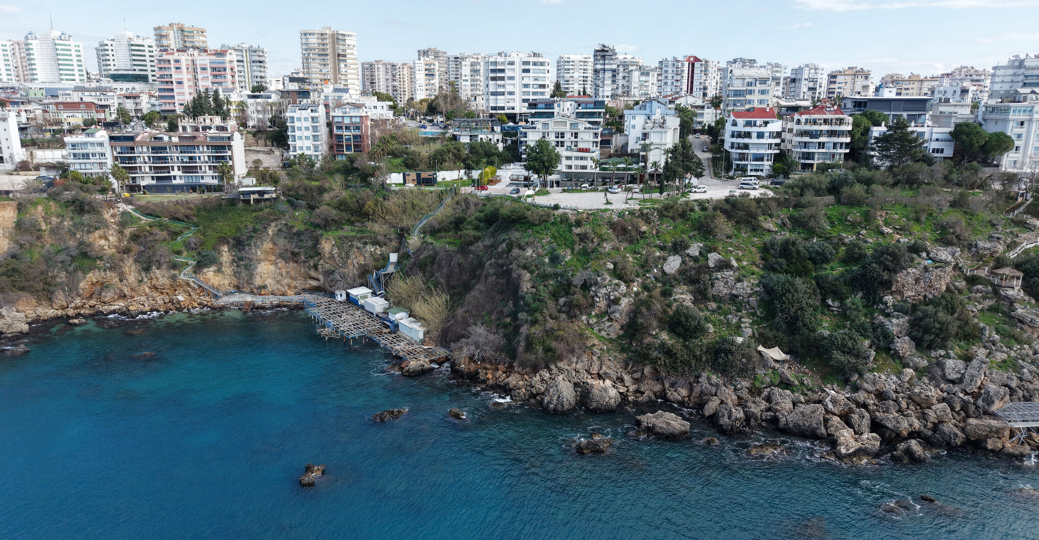 Antalya’nın Göbeğindeki Falezlerde 26 Kaçak Yapı Rezaleti (1)