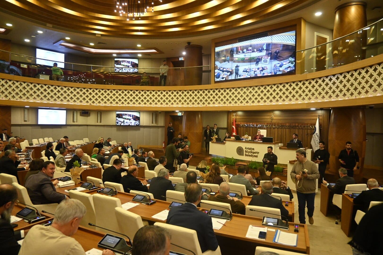 Bu Kez Chp’li Belediye Başkanları Gerildi! Mikrofon Açık Unutuldu Meclis Gerildi (2)