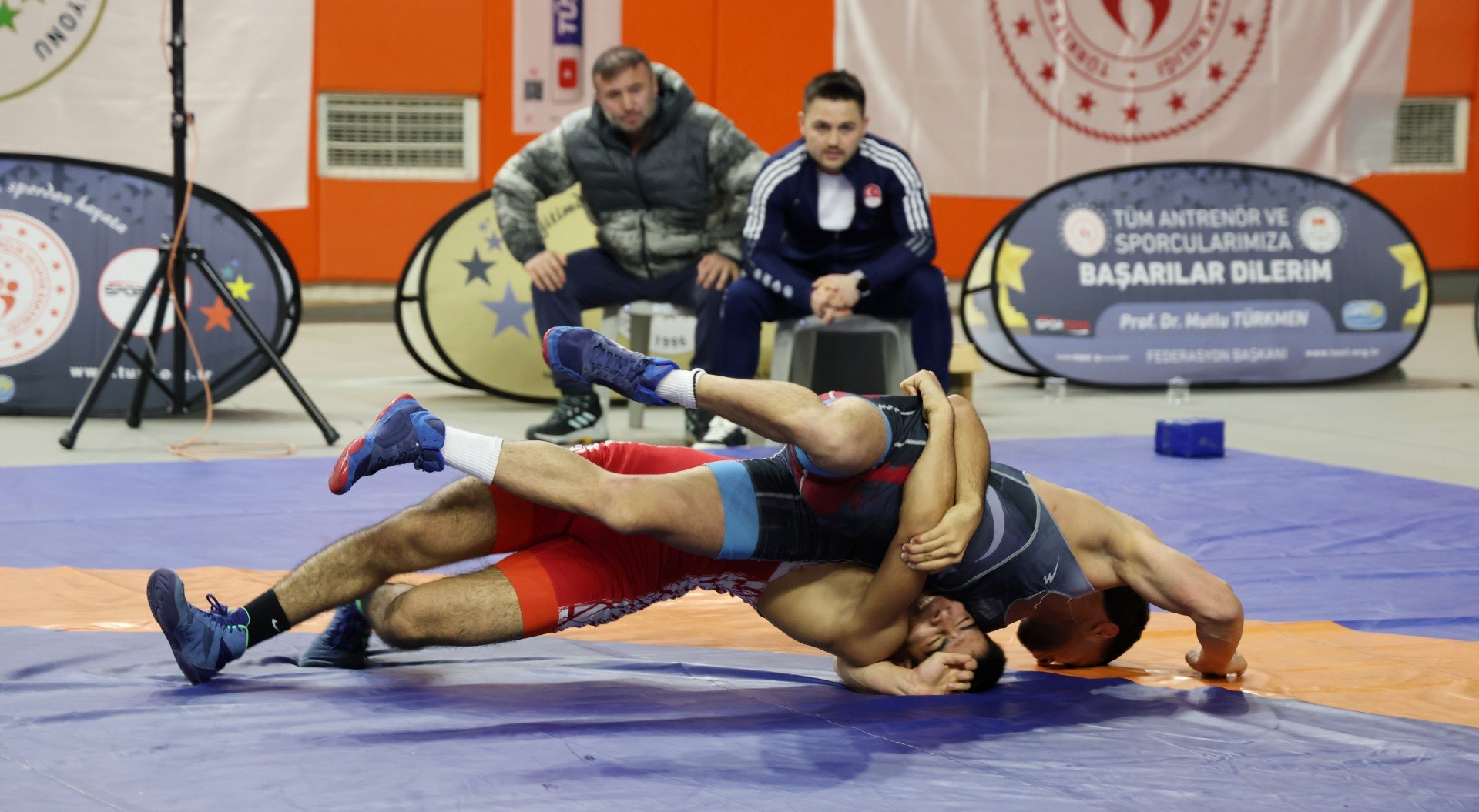 Burdur’daki Güreşler Başladı 619 Güreşçi Kıran Kırana Yarışacak (1)