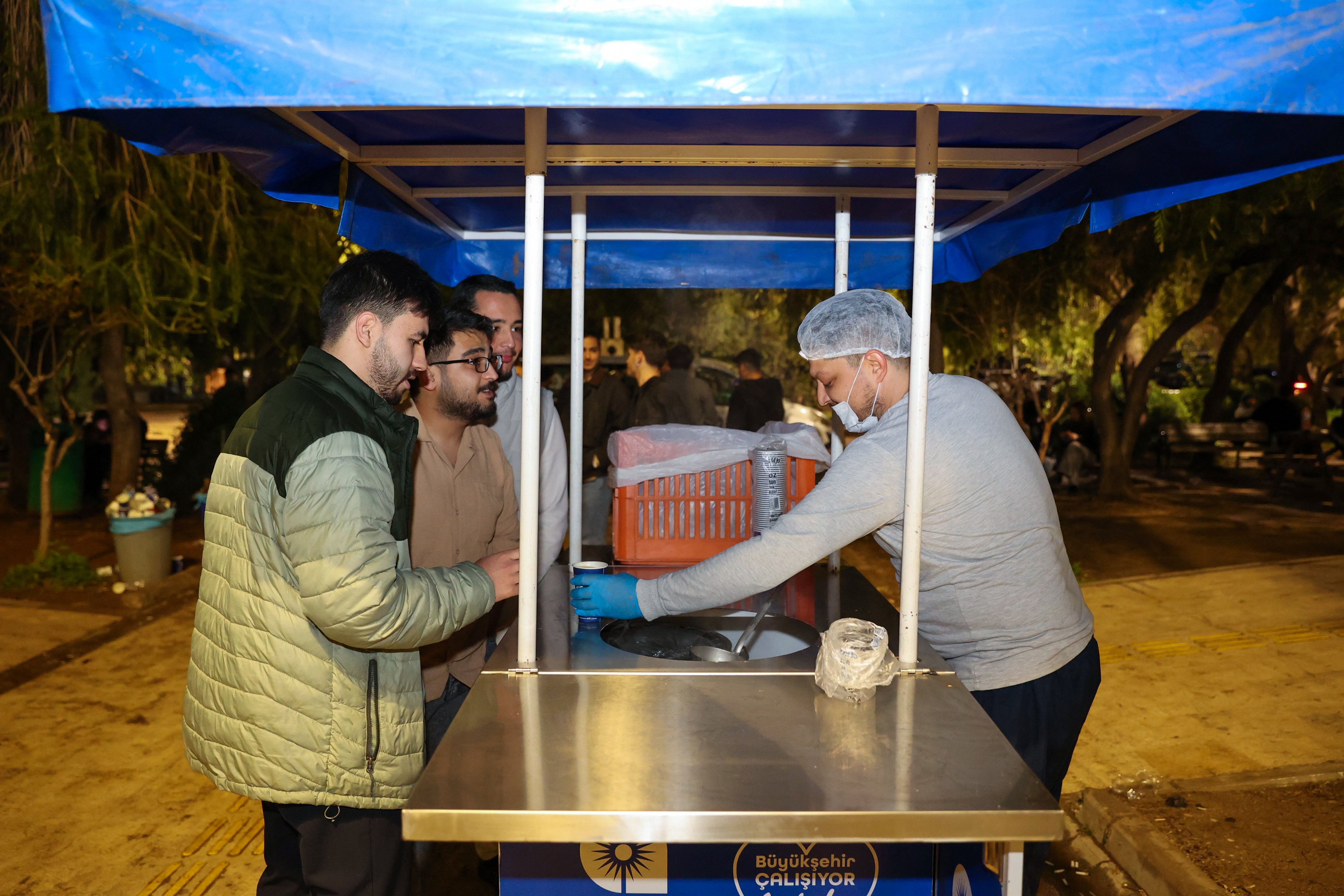 Büyükşehi̇r'den Üni̇versi̇teli̇ Öğrenci̇lere Bahar Dönemi̇ Yariyil Sinavlarinda Çorba İkrami (7)