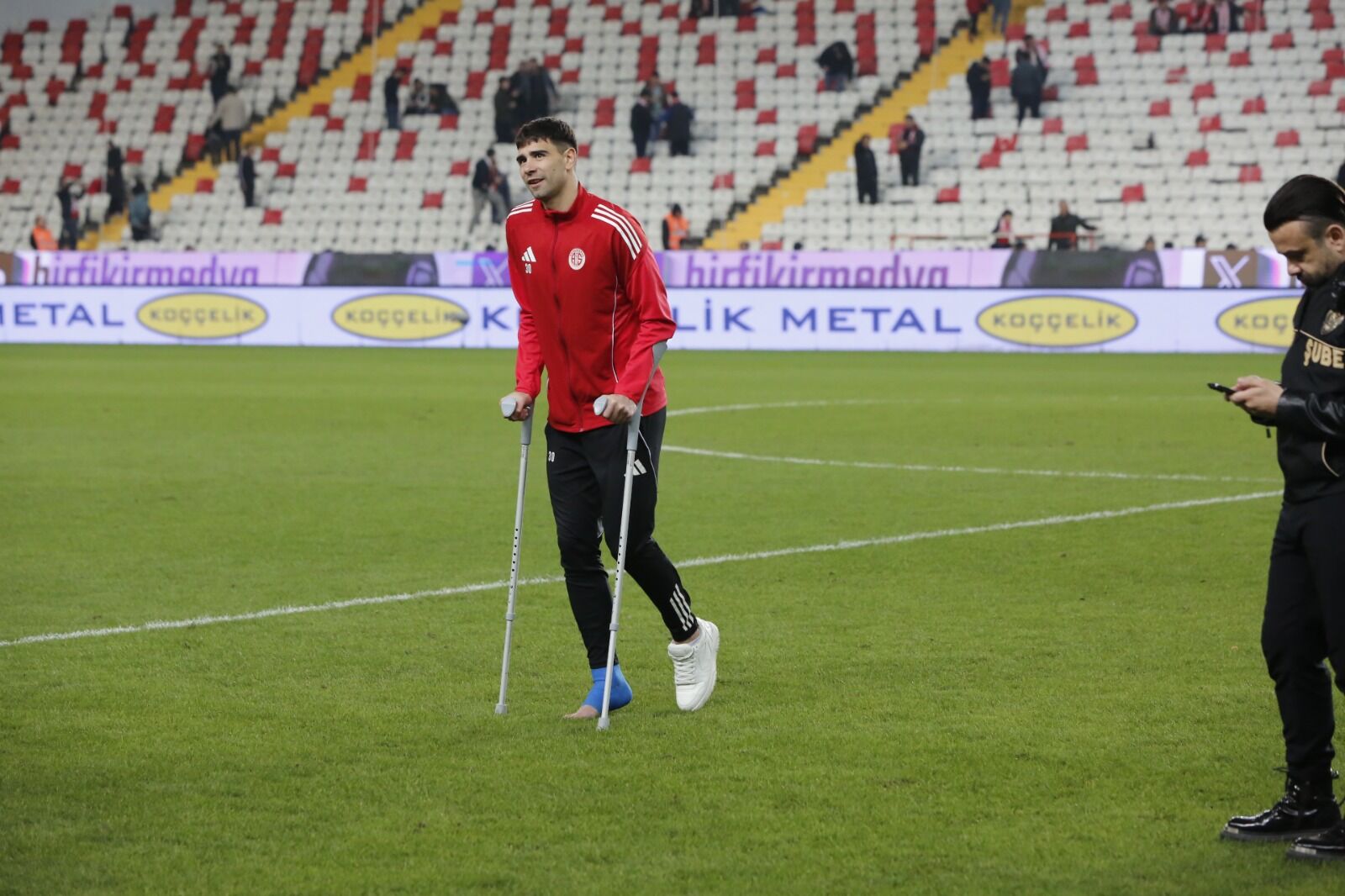 Fenerbahçe Maçında Sakatlandı, Mr’ı Bile Çekilemiyor (3)