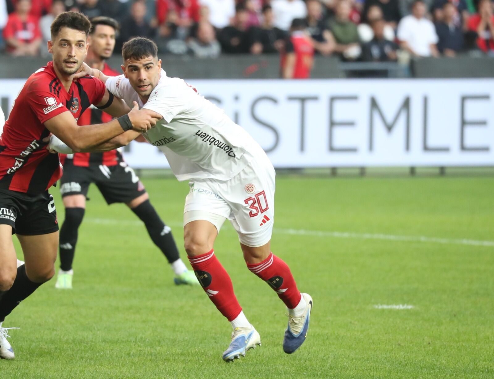 Fenerbahçe Maçında Sakatlanmıştı! Giannetti’nin Sahalara Dönüş Tarihi Belli Oldu (2)