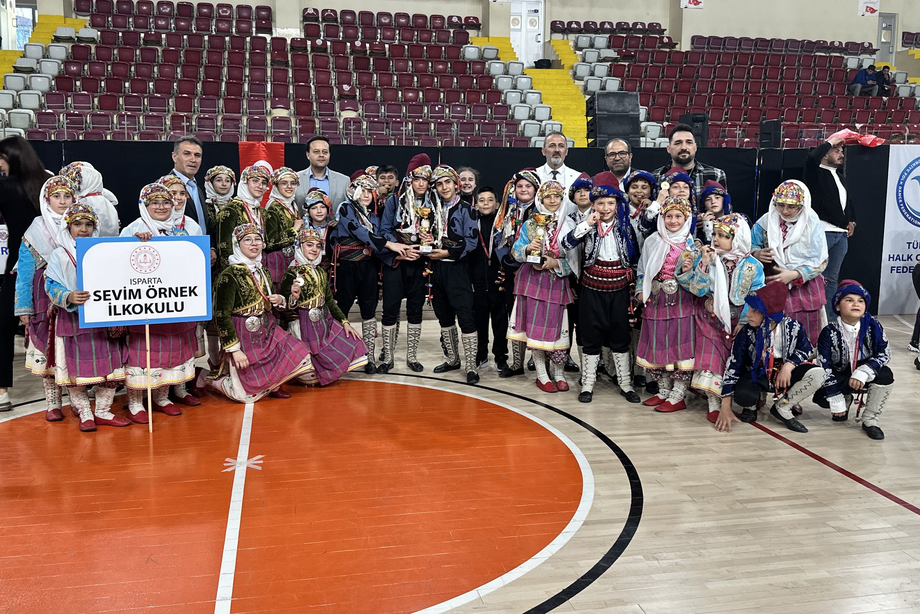 Isparta’da Halk Oyunları Miniklerin Şampiyonu Sevim Örnek İlkokulu Oldu (3)
