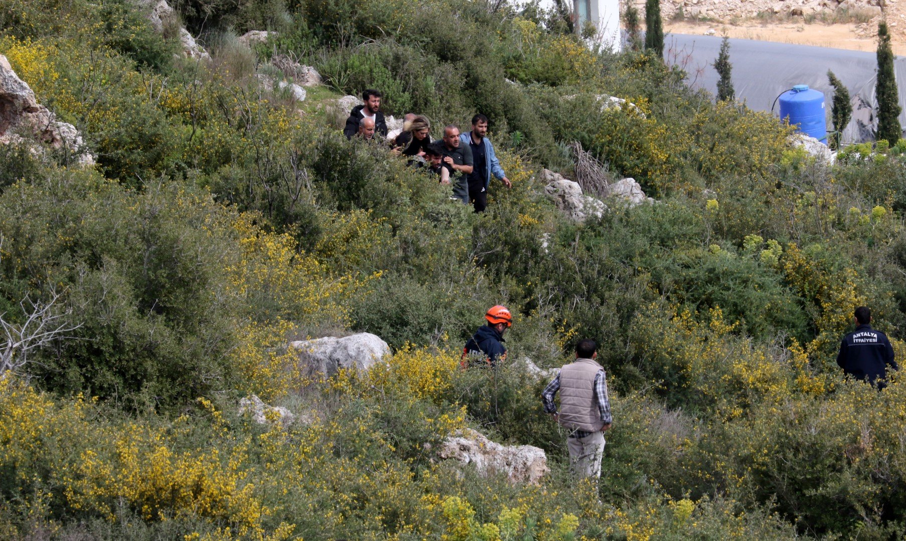 Kayalıktan düşen kadını sırtlarında taşıyıp, sağlık ekibine teslim ettiler