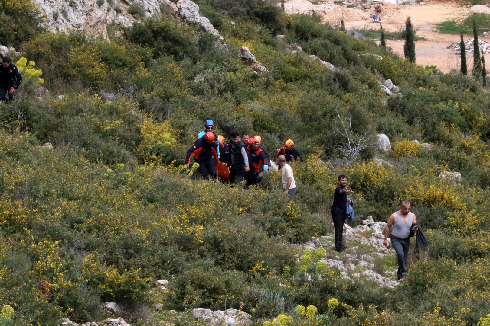 Kayalıktan Düşen Kadını Sırtlarında Taşıyıp, Sağlık Ekibine Teslim Ettiler (2)