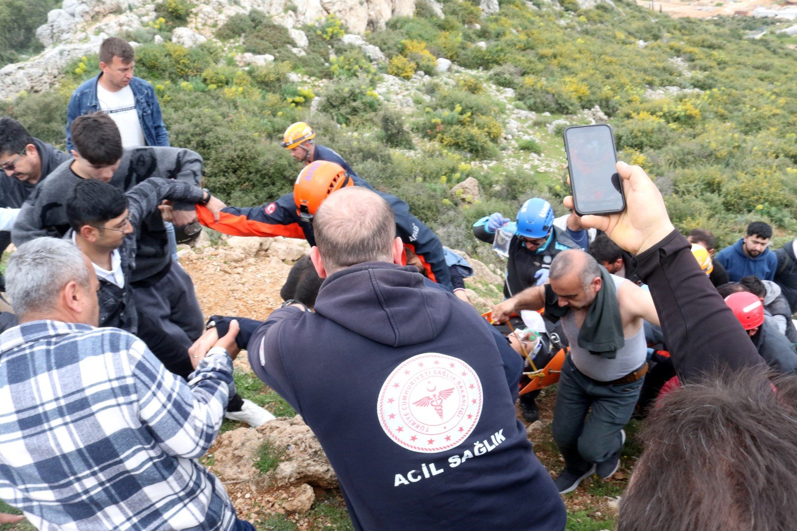 Kayalıktan Düşen Kadını Sırtlarında Taşıyıp, Sağlık Ekibine Teslim Ettiler (4)