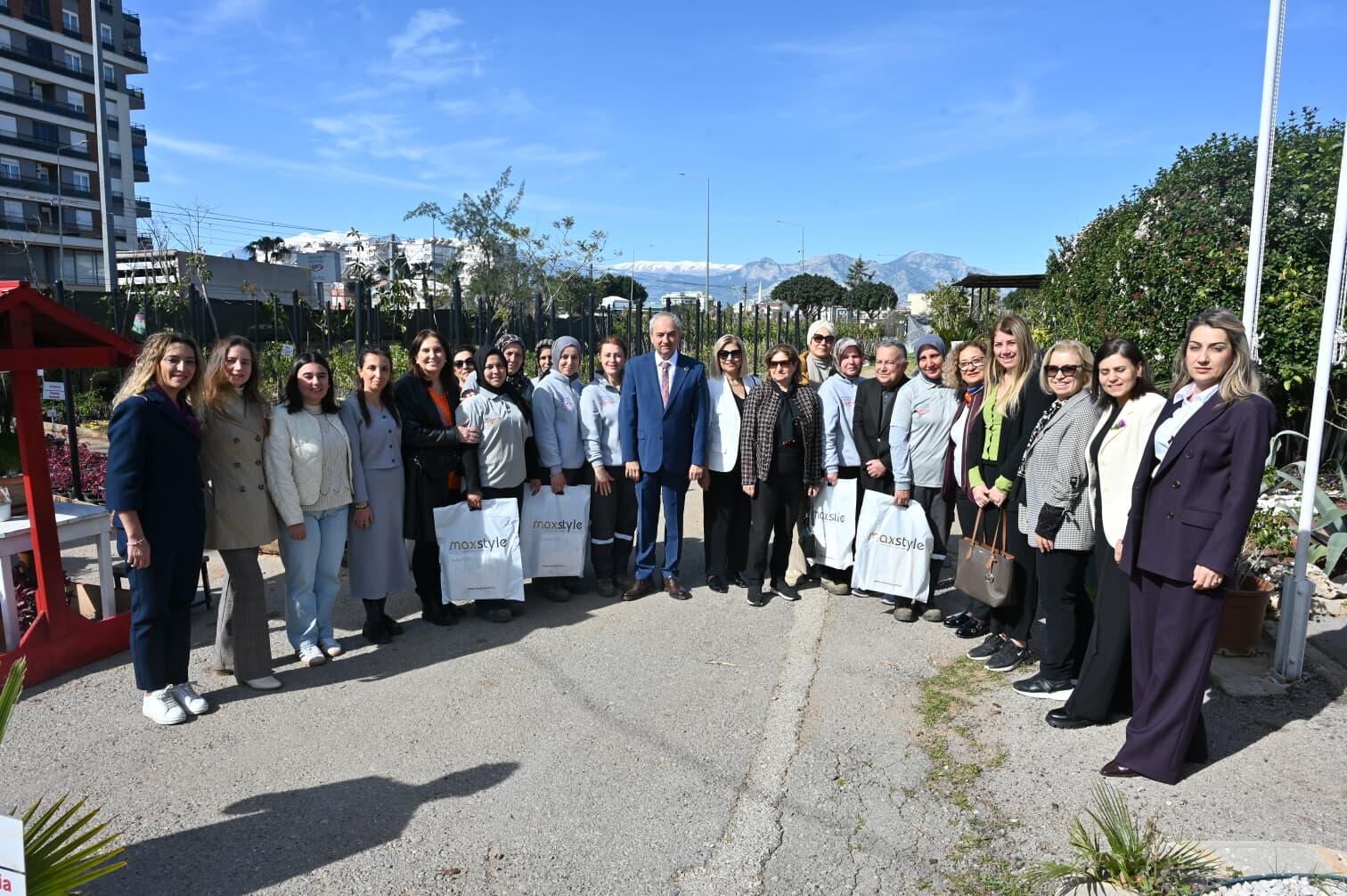 Kepez Belediye Başkanı Mesut Kocagöz’den Kadın Çalışanlara Jest (2)