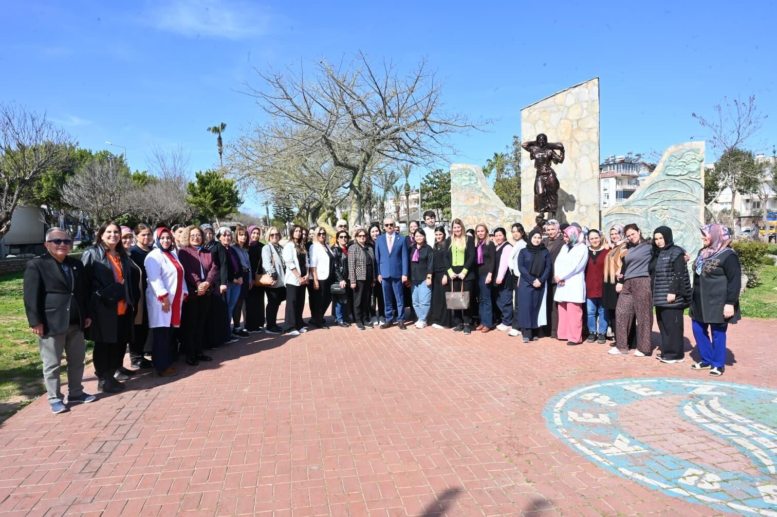 Kepez Belediye Başkanı Mesut Kocagöz’den Kadın Çalışanlara Jest (3)