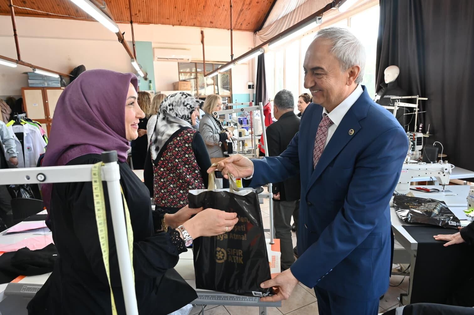 Kepez Belediye Başkanı Mesut Kocagöz’den Kadın Çalışanlara Jest (5)