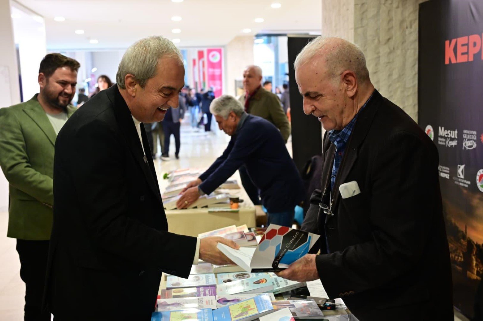 Kepez Belediye Başkanı Mesut Kocagöz’den Kitap Ziyareti (3)