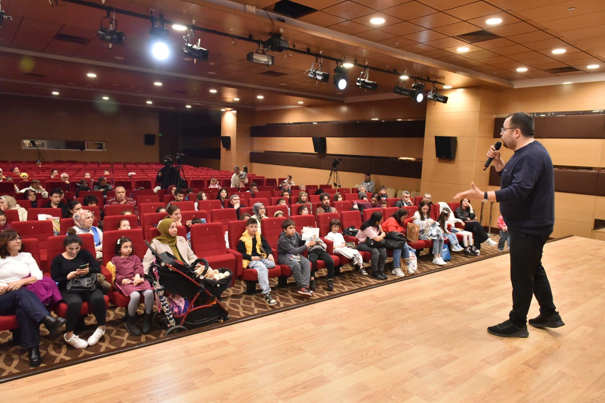 Kepez Kitap Fuarinda Mert Arik Ile ‘ Her Sey Bir Hayalle Baslar 3