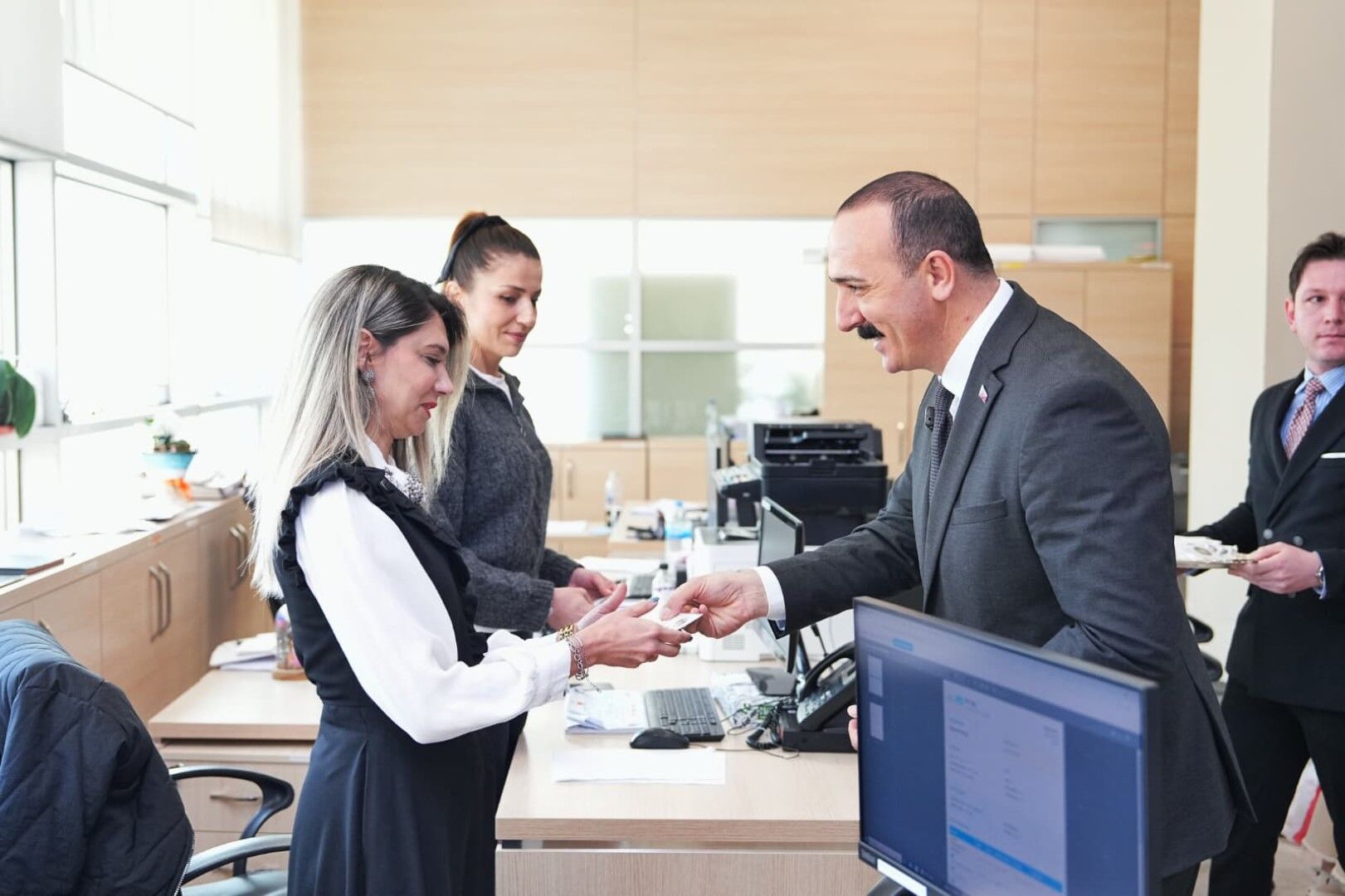 Konyaaltı Belediye Başkanı Cem Kotan’dan Kadınlara Anlamlı Hediye (4)