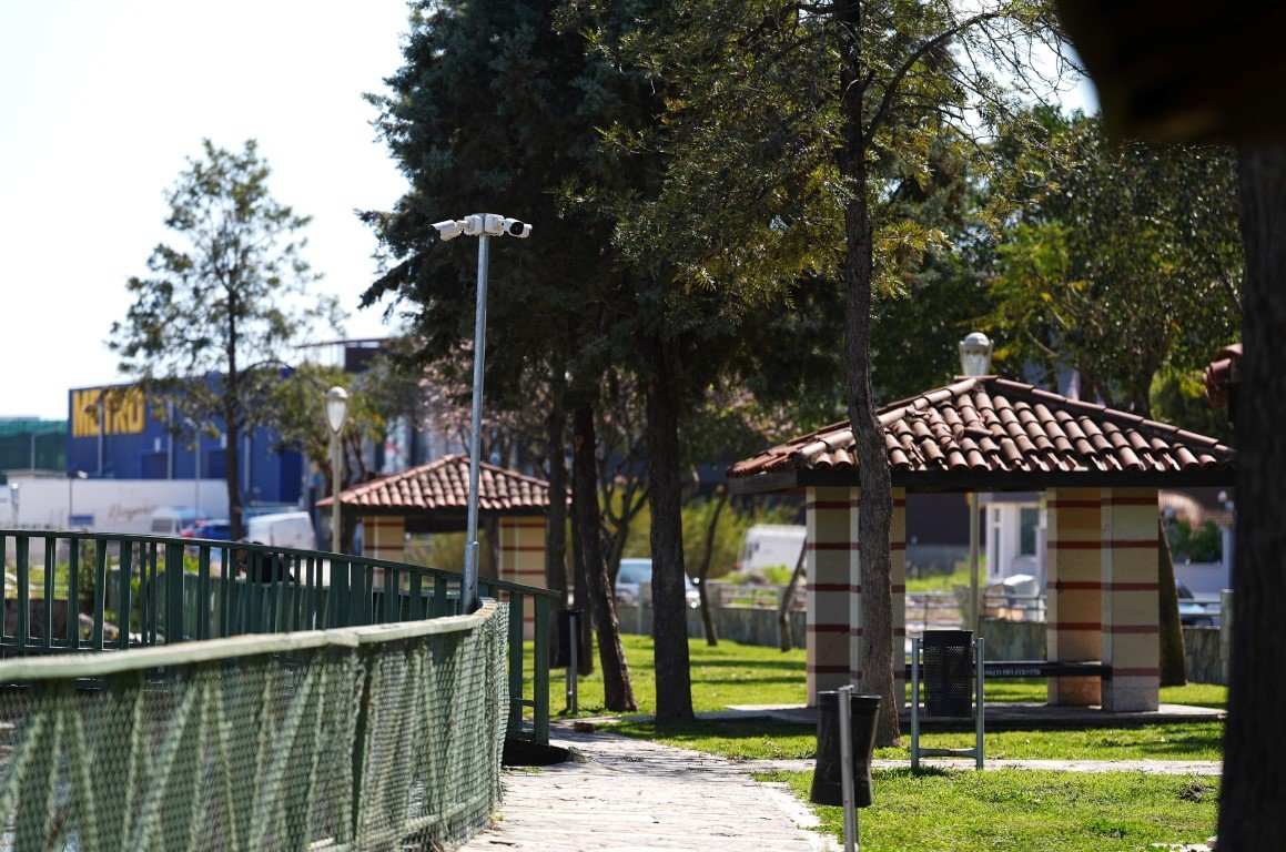 Konyaaltı’ndaki parklara güvenlik kamerası takıldı
