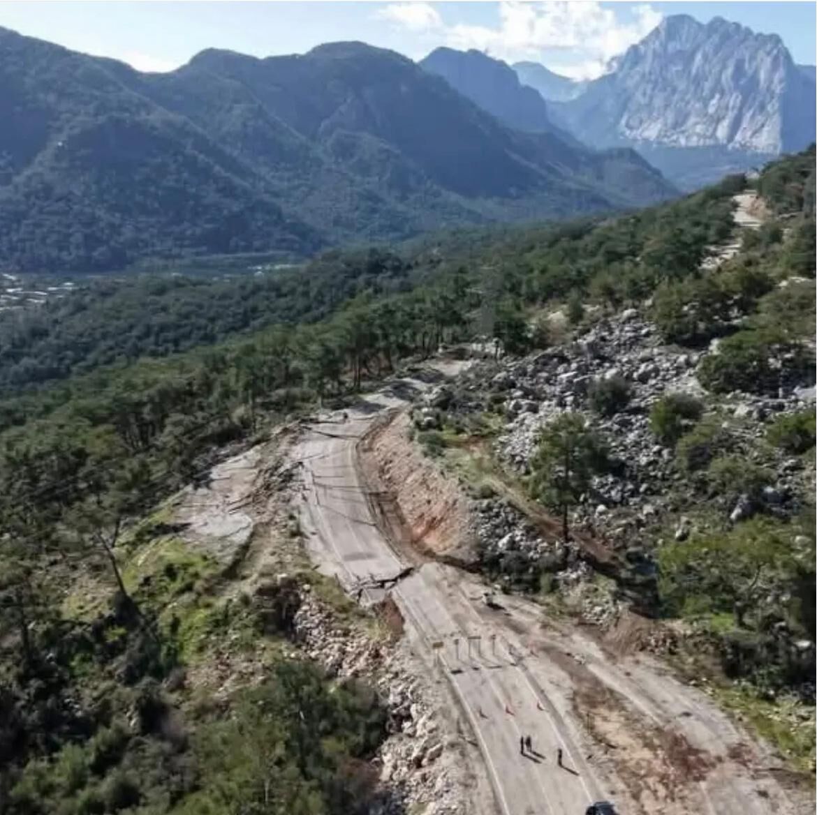 Konyaaltı’nda Yol Çöktü, Alternatif Çözüm Çözümsüz Kaldı (1)-1